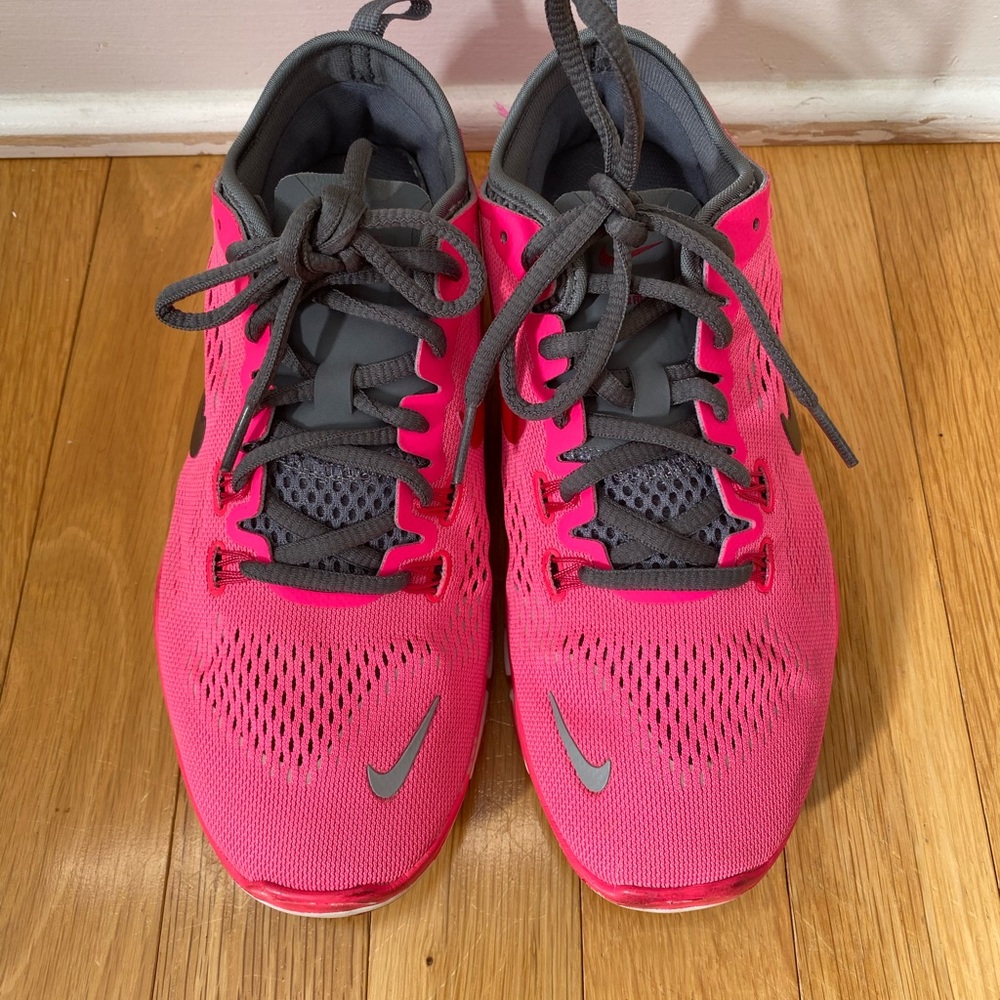 Nike Women’s Free So Neon Pink sneakers